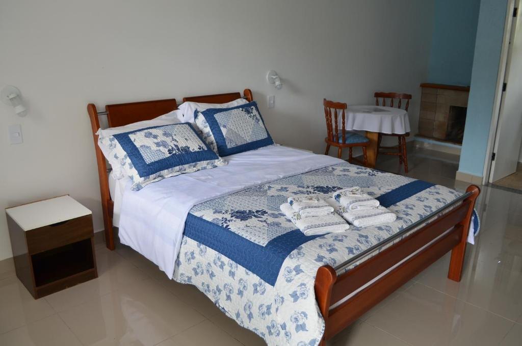 Chalé com cama de casal, mesa e lareira